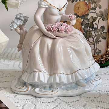 Elegante Figurita de Cerámica Hecha a Mano que Sostiene Rosas - Estilo Europeo Vintage, Ideal para Decoración del Hogar, Bodas y Regalos, Perfecta para el Día de la Madre, San Valentín y Cumpleaños, Decoraciones de Bodas