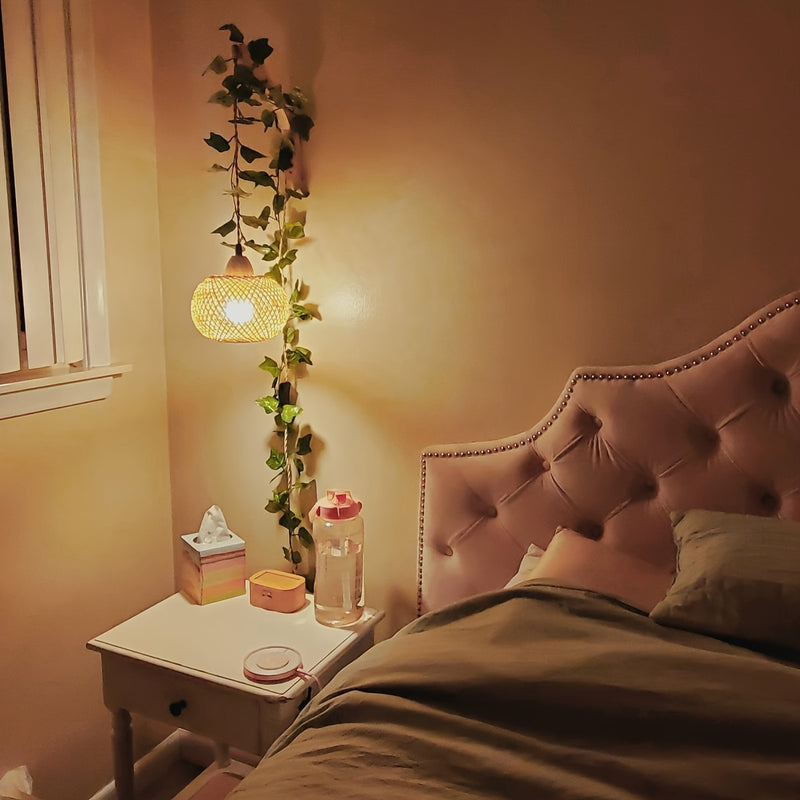 Lámpara de pared de bambú ligero, lámpara de pared rústica de granja, lámpara de pared de mimbre con cordón de enchufe americano, lámpara de rattán tejida a mano, lámpara bohemia para sala de estar dormitorio, base E26 E27 (bombilla no incluida)