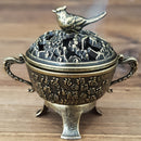 Un pequeño quemador de incienso de sándalo con un diseño de urraca de la suerte, perfecto para usar en la oficina, camping, jardín, patio o como decoración para hogar para cenas a la luz de las velas.