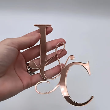 Letrero de Acrílico con Inicial Personalizada - Decoración de Pared con Fuente Escrita a Mano, Elegante Acabado en Oro Rosa, Exhibición Clásica para Escritorio, Perfecta para la Decoración del Hogar y Oficina