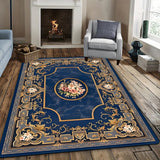Una alfombra cuadrada con fondo azul y patrones dorados, con diseños florales vintage, adecuada para decorar dormitorios y salones, para uso interior.