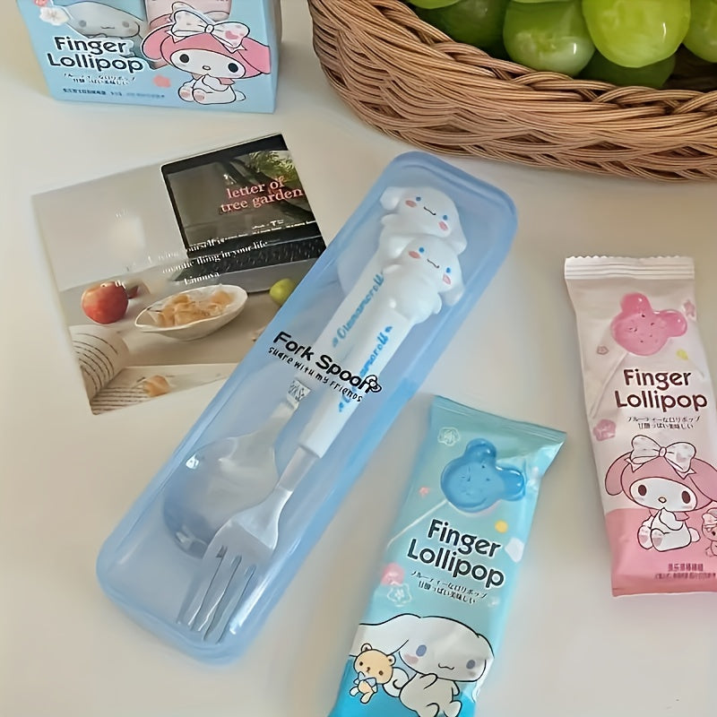 Juego de Cubiertos de Acero Inoxidable de Sanrio con Dibujos Animados 2pcs - Tenedor y Cuchara Portátiles con Mangos de Personajes Adorables para Uso en la Comida y la Cocina
