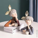 Figura Contemporánea de Resina de Chica del Café – Decoración Artística con Símbolo de Paz, Diseño Pintado a Mano con Orejas de Conejo y Gafas, Perfecta para Decoración de Hogar u Oficina
