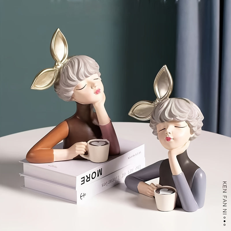 Figura Contemporánea de Resina de Chica del Café – Decoración Artística con Símbolo de Paz, Diseño Pintado a Mano con Orejas de Conejo y Gafas, Perfecta para Decoración de Hogar u Oficina