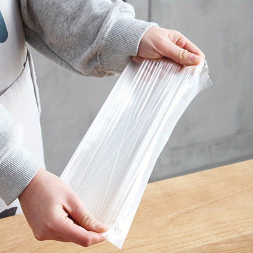 Un rollo de aproximadamente 200 bolsas con cierre a presión para almacenamiento de alimentos; ideales para contacto alimentario, transporte temporal y almacenamiento esencial en la cocina
