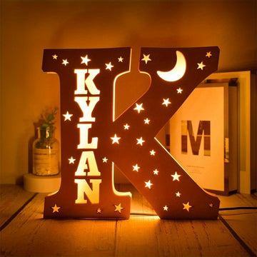 1pieza Personalizado Madera Colgante Regalo, Letra de Luz de Nombre Personalizado, Interfaz USB, 26 Letras para Elegir, Adecuado para Dormitorio, Escritorio, Decoración de Bodas, Regalo Perfecto para Parejas, Hijos, Hijas y Amigos en Pascua, Día de San V
