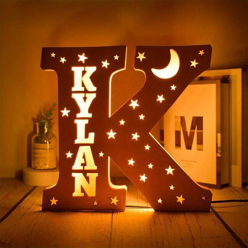 1pieza Personalizado Madera Colgante Regalo, Letra de Luz de Nombre Personalizado, Interfaz USB, 26 Letras para Elegir, Adecuado para Dormitorio, Escritorio, Decoración de Bodas, Regalo Perfecto para Parejas, Hijos, Hijas y Amigos en Pascua, Día de San V