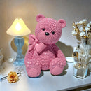 Figura de Oso con Lazo Rosa Adorable - Teddy de Resina con Temática de Amor y Acabado Perlado, Ideal para San Valentín, Navidad, Decoración de Año Nuevo | Regalo Perfecto para Vitrinas, Dormitorio y Detalles de Habitación