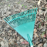 Rastrillo de jardín de plástico duradero con mango ergonómico - Diseño de dientes anchos para una eficiente recolección de hojas y desechos, ideal para el cuidado de césped y la limpieza de patios, herramienta para césped y jardín | Rastrillo con mango e