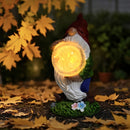1 pieza de luz de estatua de gnomo alimentada por energía solar, hecha de resina, con sombrero rojo y elfo sosteniendo un globo roto, decoración de jardín al aire libre IP65 con control de botón, tema de cuento de hadas, perfecta para patio, césped y reg