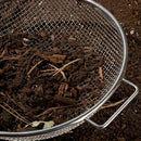 Cedazo de tierra con mango redondo - Cesta de malla metálica galvanizada de alta calidad, resistente a la corrosión y duradera para la eficiente eliminación de tierra, piedras y desechos - Fácil de usar, herramienta esencial para el jardinería con diseño