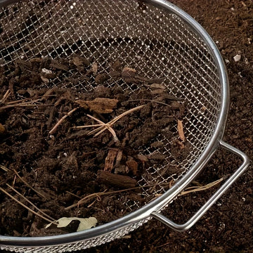 Cedazo de tierra con mango redondo - Cesta de malla metálica galvanizada de alta calidad, resistente a la corrosión y duradera para la eficiente eliminación de tierra, piedras y desechos - Fácil de usar, herramienta esencial para el jardinería con diseño