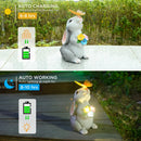 Una estatua de conejo decorativa para exteriores con luces de mariposa solares, perfecta para decoración de jardín, adecuada para patios, balcones y jardines - un regalo de bienvenida a casa único.