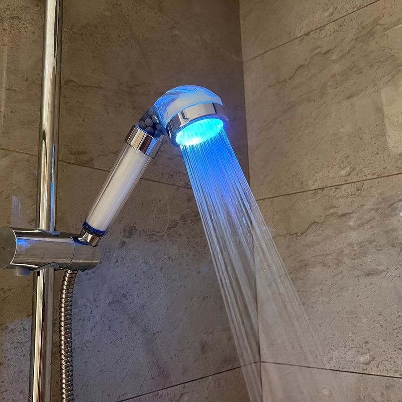 Una luz LED que genera energía a partir del flujo de agua, con luces intermitentes de colores, un ducho portátil, filtración de calidad del agua y viene con tres cartuchos de filtro, un regalo de Año Nuevo sin batería.