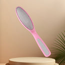 Lijadora de pies de acero inoxidable rosa brillante con agarre antideslizante - Ideal para eliminar la piel muerta y cuidar los pies | Diseño ergonómico | Herramienta duradera para el cuidado de los pies, herramientas para el cuidado de los pies
