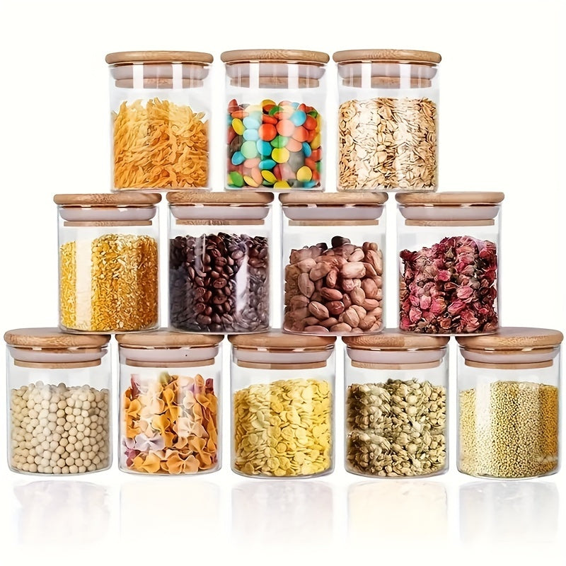 Un juego de 12 frascos de vidrio para especias, cada uno con una capacidad de 250 ml, con tapas y etiquetas de bambú, adecuado para almacenar especias, sellar alimentos y organizar condimentos de cocina.