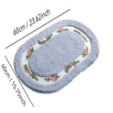 Una alfombra ovalada en la entrada, una alfombra junto a la cama cerca de la ventana salediza, una alfombra antideslizante para el baño y una alfombra absorbente para el cuarto de baño.