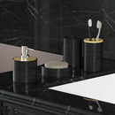 Juego de 4 accesorios modernos para baño: portacepillos de plástico, jabonera, vaso para enjuague bucal y botella con bomba de loción con diseño rayado y tapa de bambú, decoración para el cuarto de baño