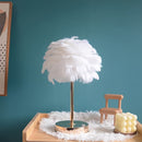 Linterna de plumas artificiales estilo bohemio con base dorada de lujo ligero + lámpara de escritorio USB regulable, tono cálido y romántico en crema, decoración creativa DIY para chicas, iluminación festiva, regalo ideal, ambientador hogareño - perfecta